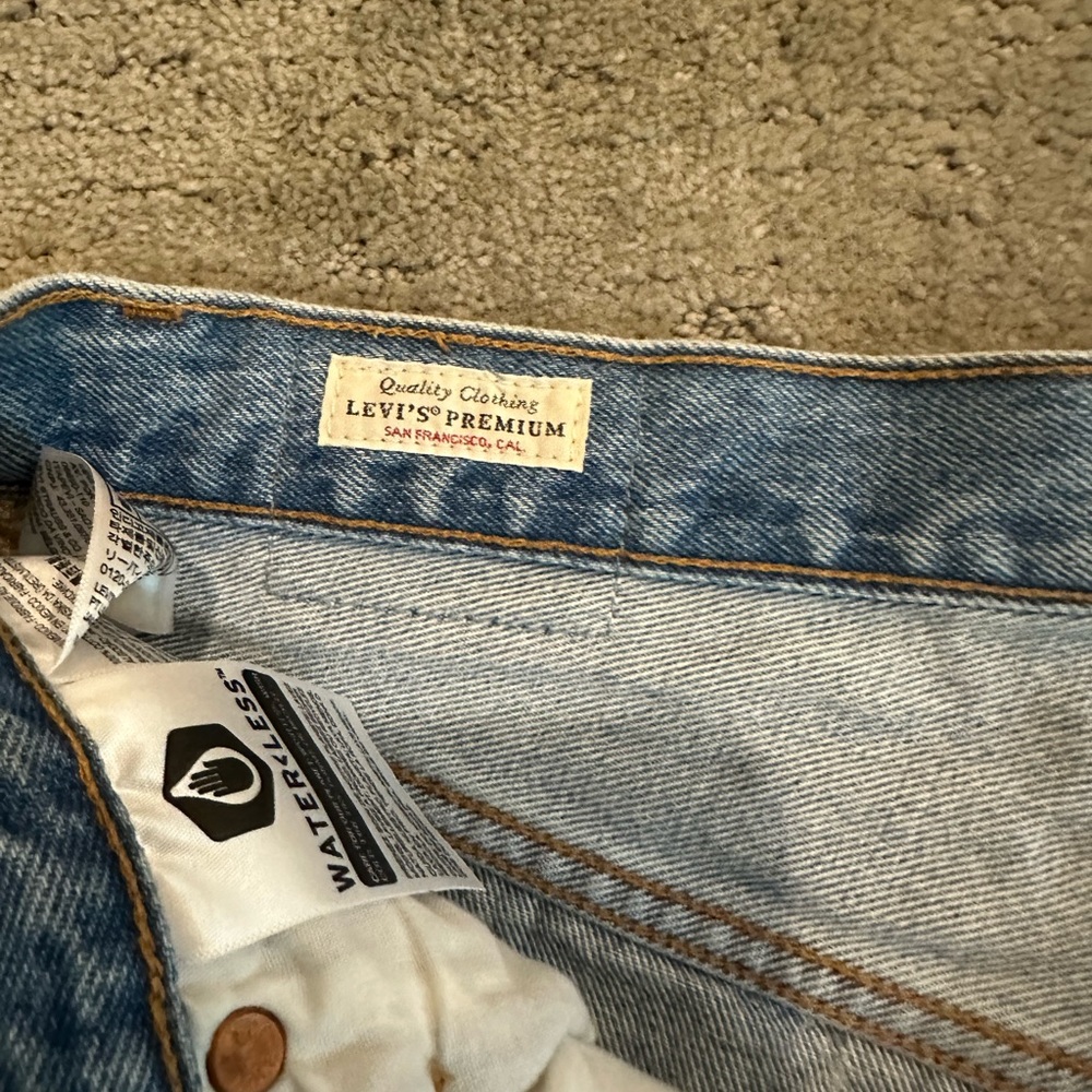 Vintage Levi’s Shorts - Picture 2 of 3